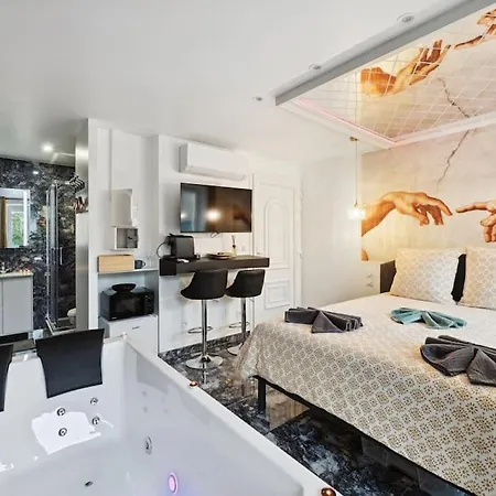 - La Creation D'adam Avec Jacuzzi